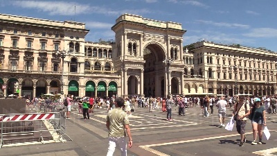 Scene from Milano, writer vandalizzano la Galleria Vittorio Emanuele II