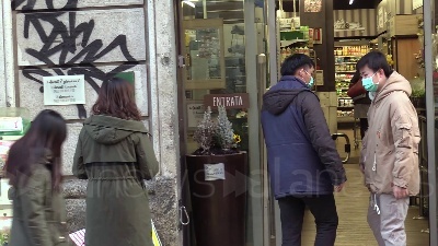 Scene from Coronavirus, liste d'attesa in farmacia per le mascherine