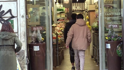 Scene from Coronavirus, liste d'attesa in farmacia per le mascherine
