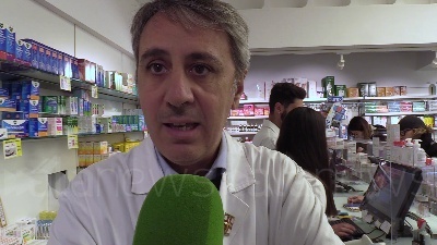 Scene from Coronavirus, liste d'attesa in farmacia per le mascherine