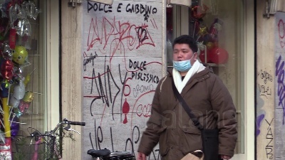 Scene from Coronavirus, liste d'attesa in farmacia per le mascherine