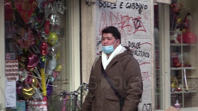 Scene from Coronavirus, liste d'attesa in farmacia per le mascherine