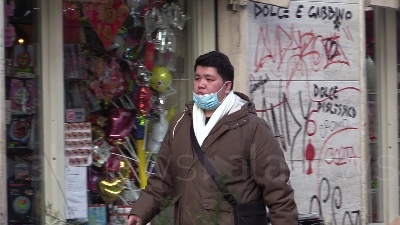 Scene from Coronavirus, liste d'attesa in farmacia per le mascherine