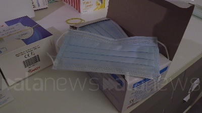 Scene from Coronavirus, liste d'attesa in farmacia per le mascherine