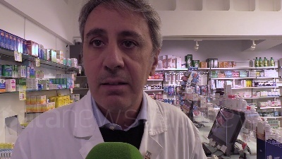 Scene from Coronavirus, liste d'attesa in farmacia per le mascherine