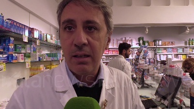 Scene from Coronavirus, liste d'attesa in farmacia per le mascherine