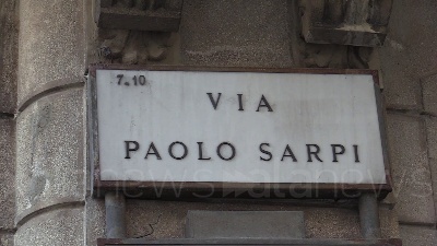 Scene from Coronavirus, liste d'attesa in farmacia per le mascherine