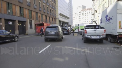Scene from Lady Gaga e Adam Driver a Milano per girare 'Gucci': set retrò in via festa del perdono e davanti la stazione centrale