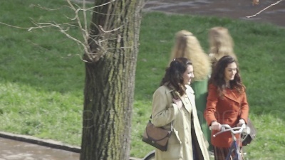 Scene from Lady Gaga e Adam Driver a Milano per girare 'Gucci': set retrò in via festa del perdono e davanti la stazione centrale
