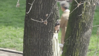 Scene from Lady Gaga e Adam Driver a Milano per girare 'Gucci': set retrò in via festa del perdono e davanti la stazione centrale