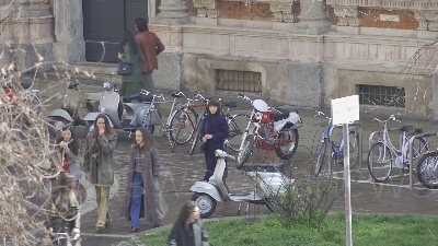 Scene from Lady Gaga e Adam Driver a Milano per girare 'Gucci': set retrò in via festa del perdono e davanti la stazione centrale