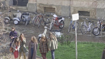 Scene from Lady Gaga e Adam Driver a Milano per girare 'Gucci': set retrò in via festa del perdono e davanti la stazione centrale