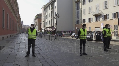 Scene from Lady Gaga e Adam Driver a Milano per girare 'Gucci': set retrò in via festa del perdono e davanti la stazione centrale