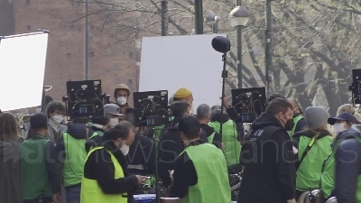 Scene from Lady Gaga e Adam Driver a Milano per girare 'Gucci': set retrò in via festa del perdono e davanti la stazione centrale