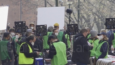 Scene from Lady Gaga e Adam Driver a Milano per girare 'Gucci': set retrò in via festa del perdono e davanti la stazione centrale