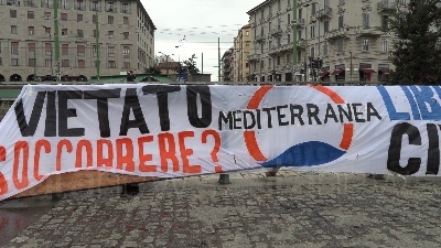 Scene from Milano, flash mob contro i respingimenti alle frontiere d'Europa