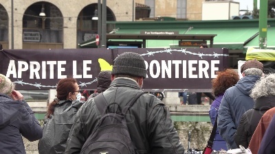 Scene from Milano, flash mob contro i respingimenti alle frontiere d'Europa