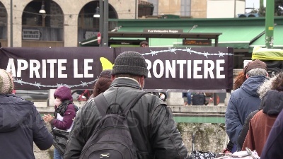 Scene from Milano, flash mob contro i respingimenti alle frontiere d'Europa