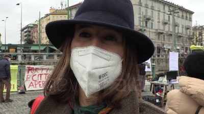 Scene from Milano, flash mob contro i respingimenti alle frontiere d'Europa