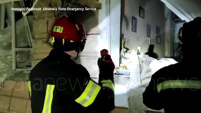 Scene from Ucraina, soccorritori cercano le vittime dopo il bombardamento russo a Zhytomyr