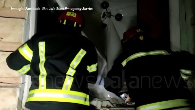 Scene from Ucraina, soccorritori cercano le vittime dopo il bombardamento russo a Zhytomyr