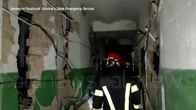 Scene from Ucraina, soccorritori cercano le vittime dopo il bombardamento russo a Zhytomyr