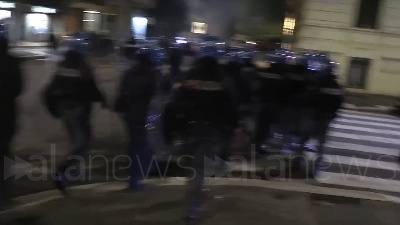Scene from A fuoco motorino e lancio bombe carta: manifestazione finisce in guerriglia
