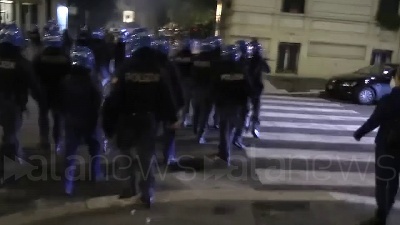 Scene from A fuoco motorino e lancio bombe carta: manifestazione finisce in guerriglia