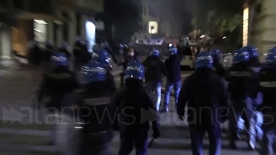 Scene from A fuoco motorino e lancio bombe carta: manifestazione finisce in guerriglia