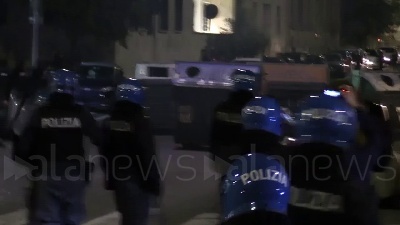 Scene from A fuoco motorino e lancio bombe carta: manifestazione finisce in guerriglia