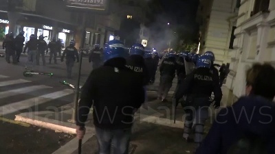 Scene from A fuoco motorino e lancio bombe carta: manifestazione finisce in guerriglia