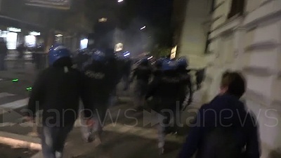 Scene from A fuoco motorino e lancio bombe carta: manifestazione finisce in guerriglia