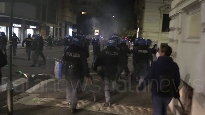 Scene from A fuoco motorino e lancio bombe carta: manifestazione finisce in guerriglia