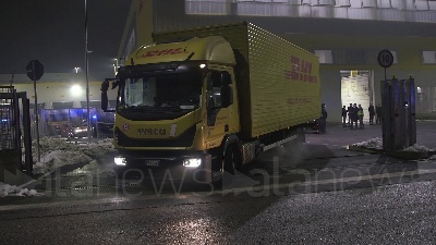 Scene from Vaccini Covid: arrivate all'alba a Malpensa la prime dosi dalla Pfizer/BioNTech