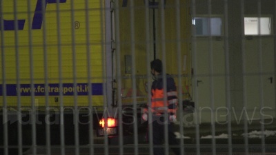 Scene from Vaccini Covid: arrivate all'alba a Malpensa la prime dosi dalla Pfizer/BioNTech