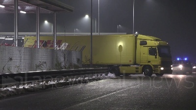 Scene from Vaccini Covid: arrivate all'alba a Malpensa la prime dosi dalla Pfizer/BioNTech