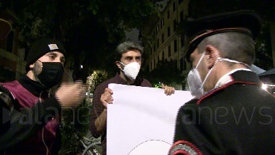 Scene from Tensione al Pigneto per la protesta di alcuni commercianti per la chiusura della strada