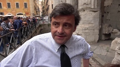 Scene from Calenda: "Governo andrà a casa e accollerà ad altri finanziaria"