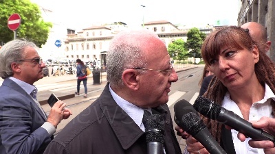 Scene from De Luca: "Governo? Mi sembra più un circo equestre"