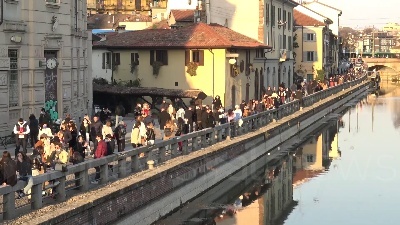 Scene from Covid, Milano in zona 'arancione rafforzato' ma Darsena e Navigli affollati
