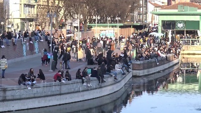Scene from Covid, Milano in zona 'arancione rafforzato' ma Darsena e Navigli affollati