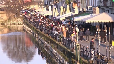 Scene from Covid, Milano in zona 'arancione rafforzato' ma Darsena e Navigli affollati