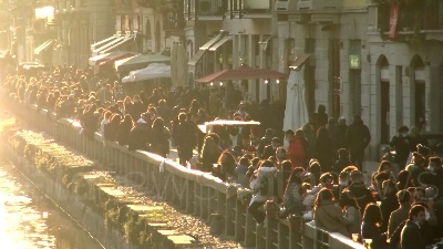 Scene from Covid, Milano in zona 'arancione rafforzato' ma Darsena e Navigli affollati
