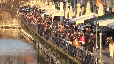 Scene from Covid, Milano in zona 'arancione rafforzato' ma Darsena e Navigli affollati