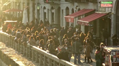 Scene from Covid, Milano in zona 'arancione rafforzato' ma Darsena e Navigli affollati