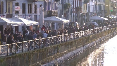 Scene from Covid, Milano in zona 'arancione rafforzato' ma Darsena e Navigli affollati