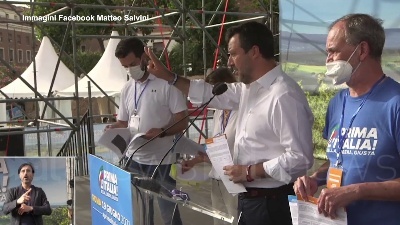 Scene from Giustizia, Salvini mostra in anteprima i moduli per la raccolta firme per i referendum