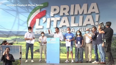 Scene from Giustizia, Salvini mostra in anteprima i moduli per la raccolta firme per i referendum