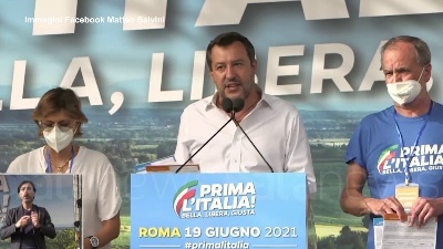 Scene from Giustizia, Salvini mostra in anteprima i moduli per la raccolta firme per i referendum