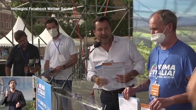 Scene from Giustizia, Salvini mostra in anteprima i moduli per la raccolta firme per i referendum
